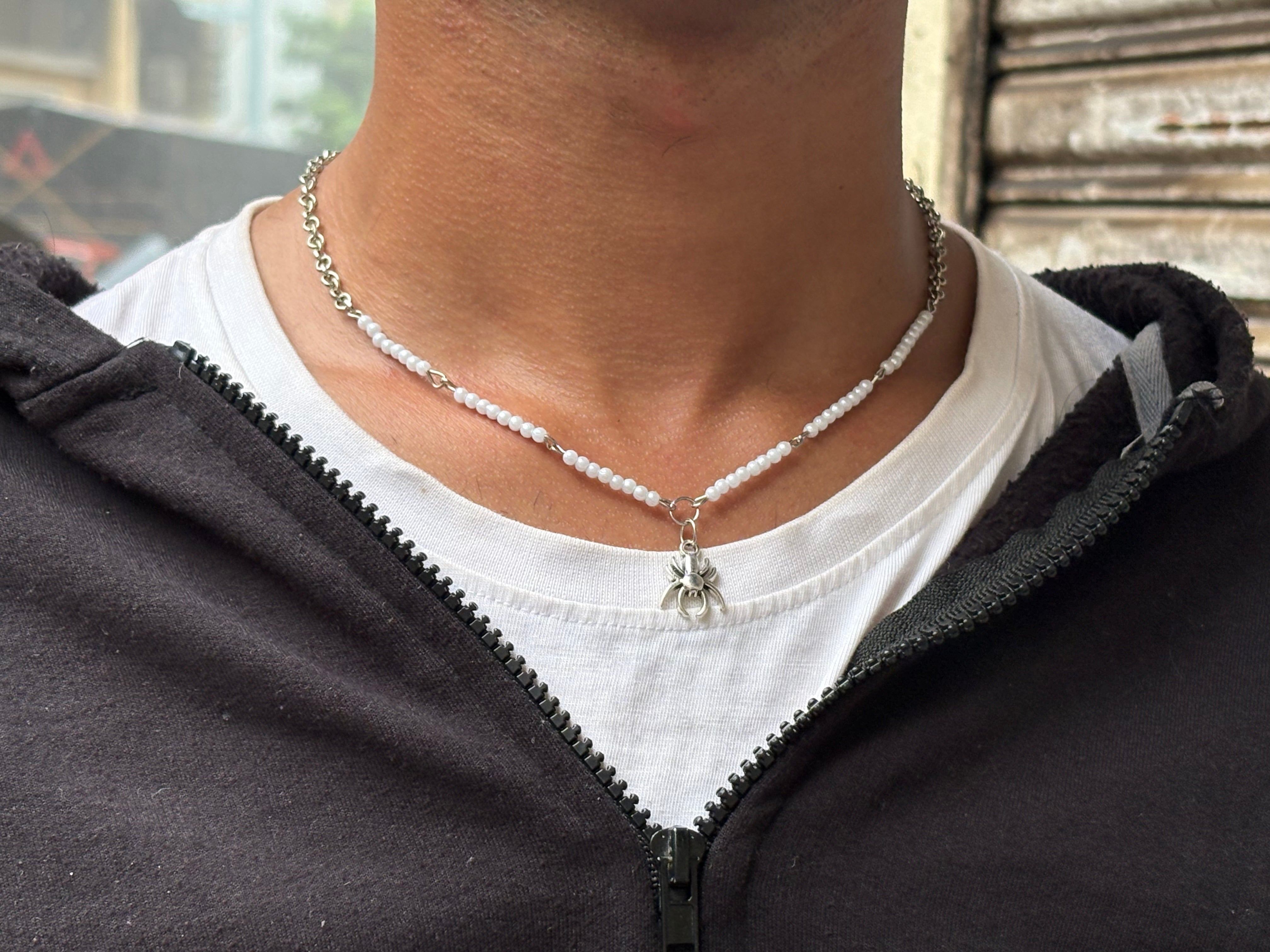 Spider pearl neckly