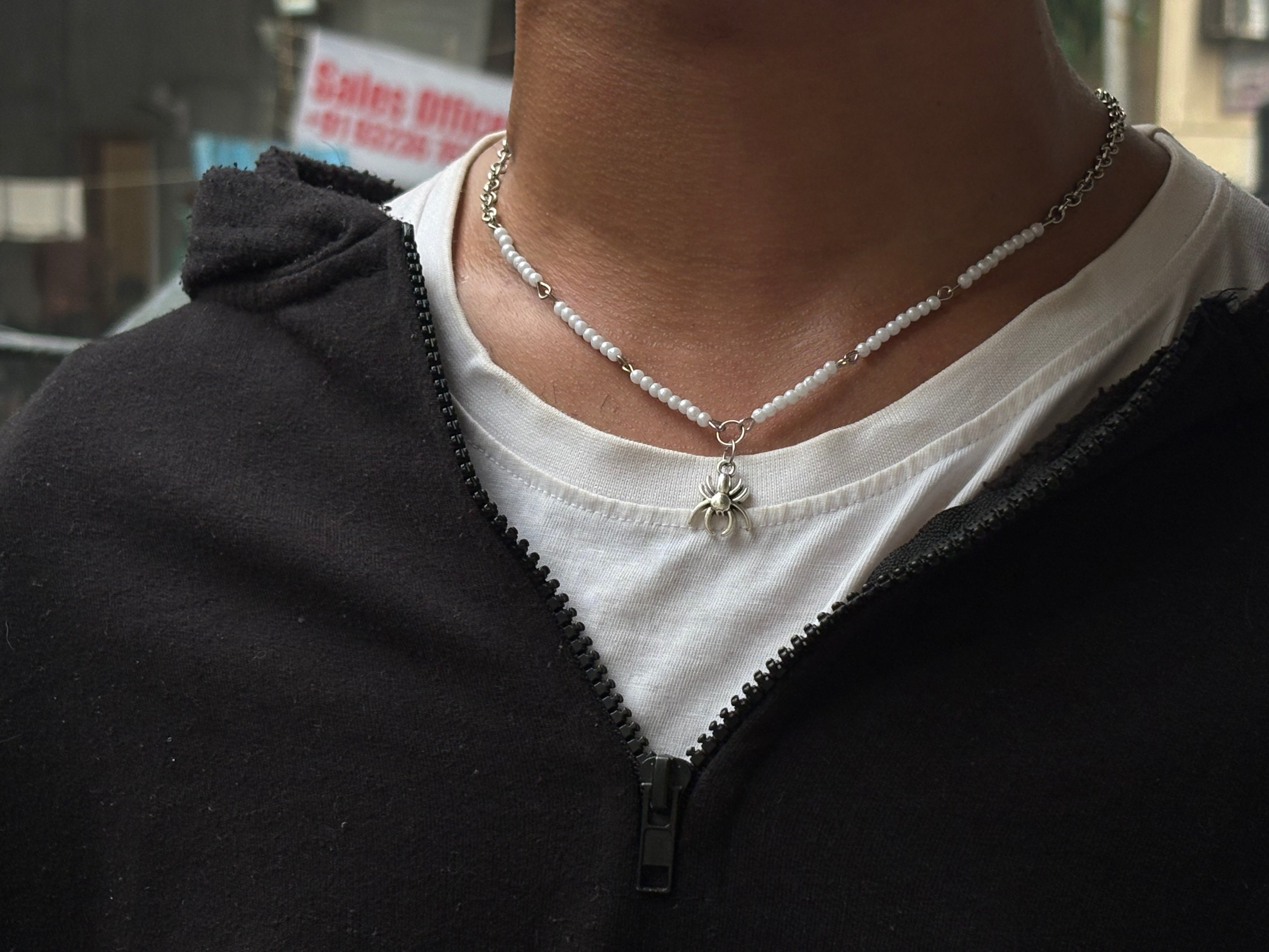 Spider pearl neckly